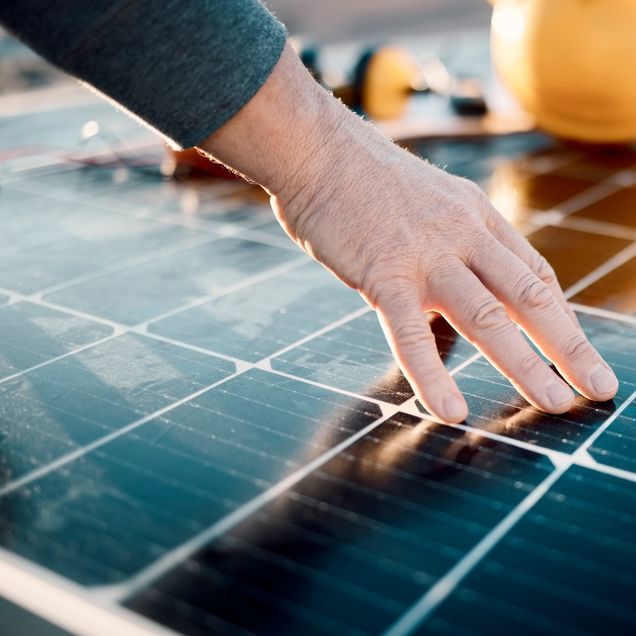 Hand berührt Solarpanele
