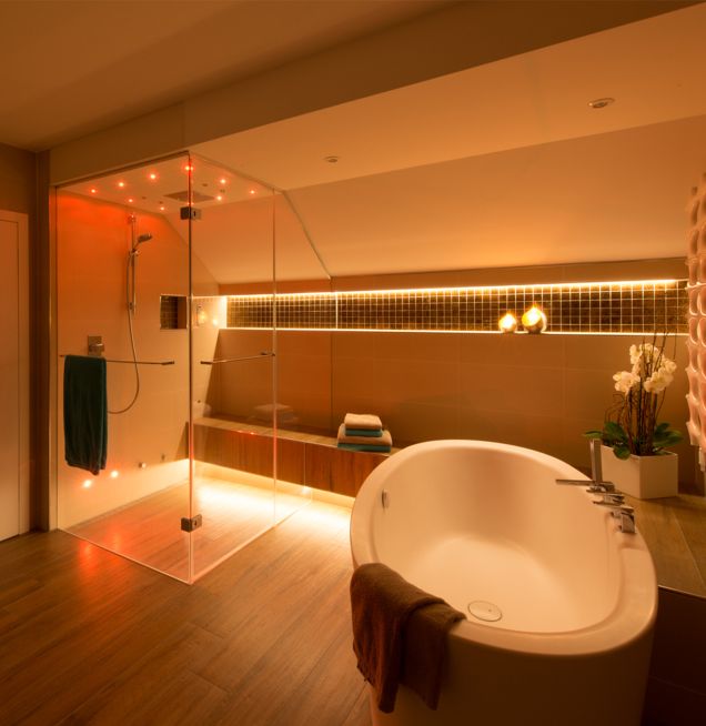 Dampfbad im Badezimmer beleuchtet