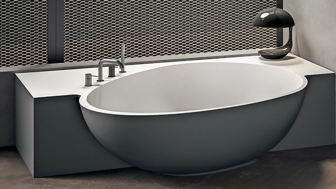 Designbadewanne mit Ablage