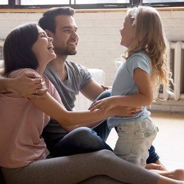 Glückliche Familie heizt mit Gas