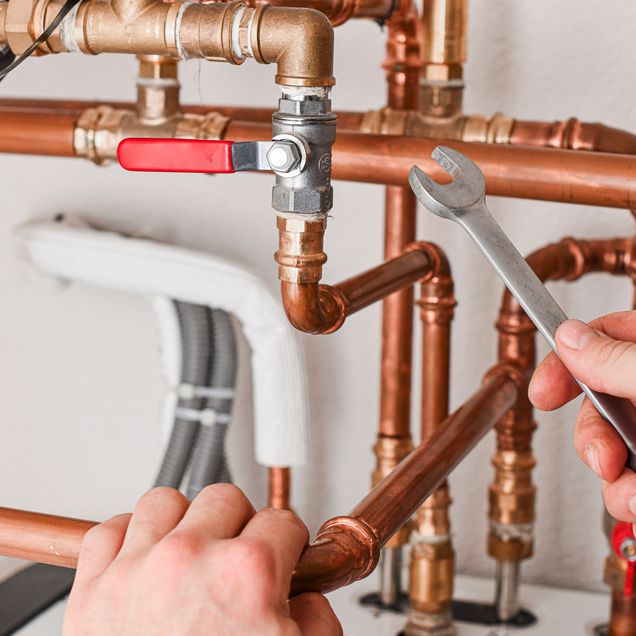 Installation von Kupferrohren für Heizsystem.