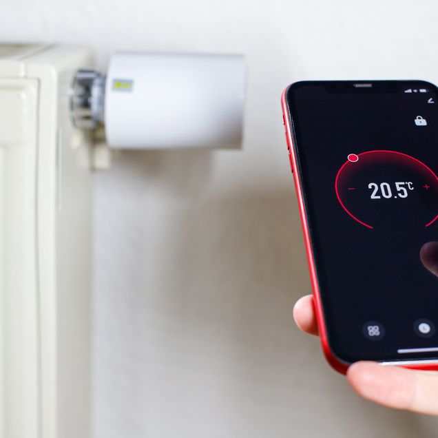 Heizungsthermostat wird digital mit Fernbedienung gesteuert.