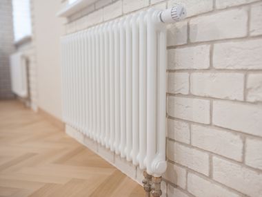 Radiator an Backsteinwand.