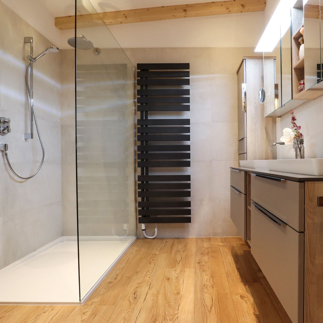 Badezimmer mit schwarzem Heizkörper