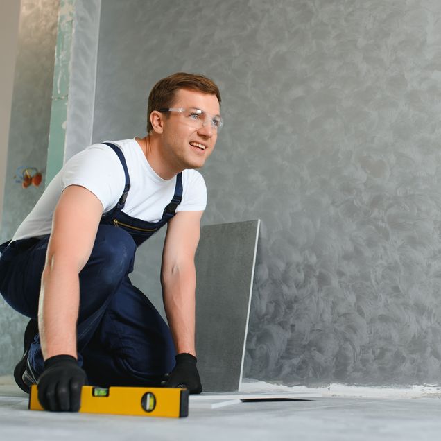 Handwerker-Azubi bei der Arbeit