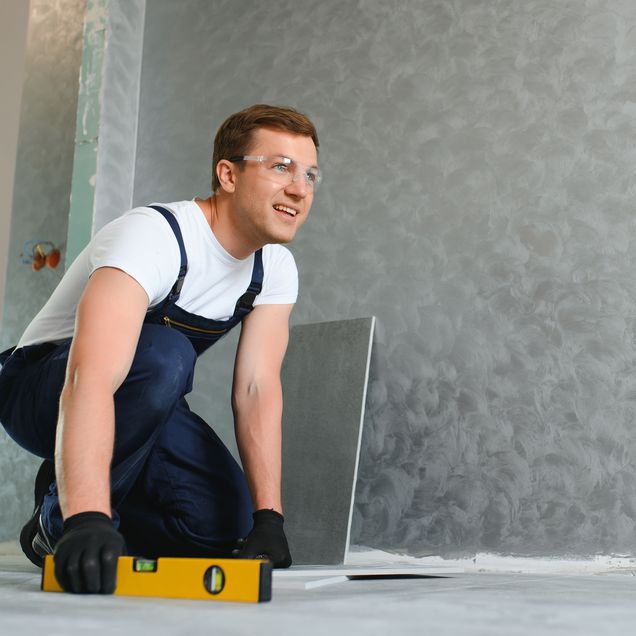 Handwerker-Azubi bei der Arbeit