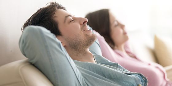 Paar entspannt auf der Couch