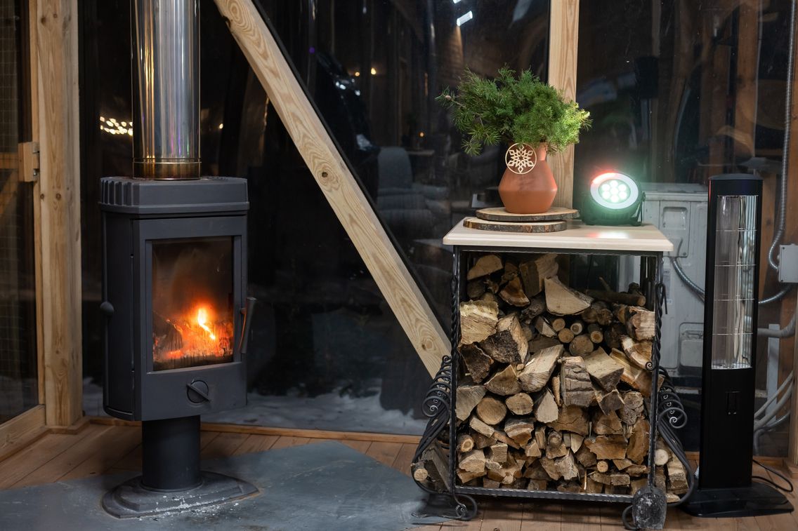 Brennender Kaminofen mit Holzscheiten