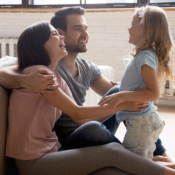 Glückliche Familie heizt mit Gas