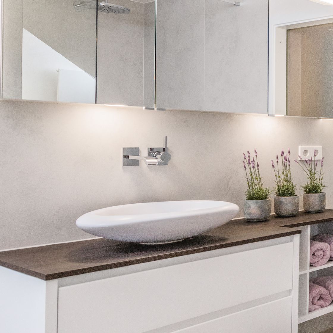 Ausstattung Aufsatzwaschbecken mit Spiegelschrank