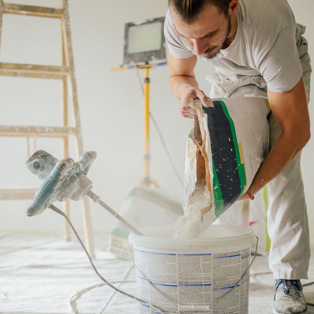 Handwerker bereitet den Wandputz vor.