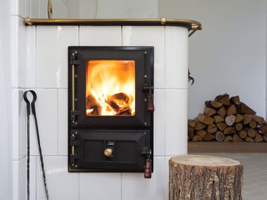 Kachelofen mit Holzscheiten