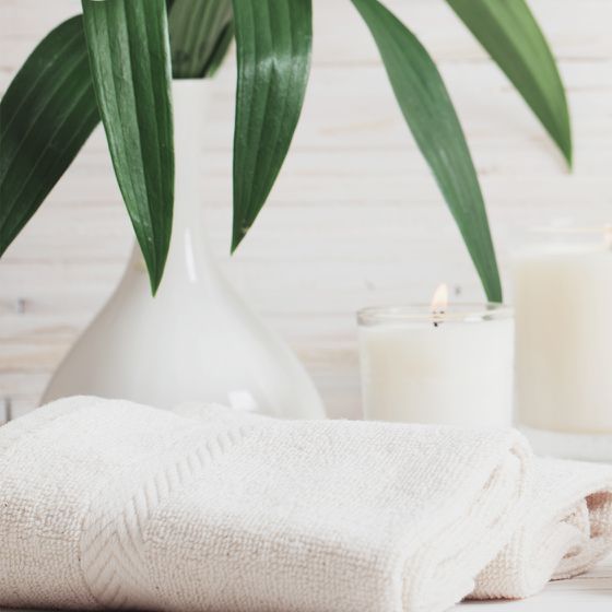 Accessoire Handtuch und Kerze im Badezimmer