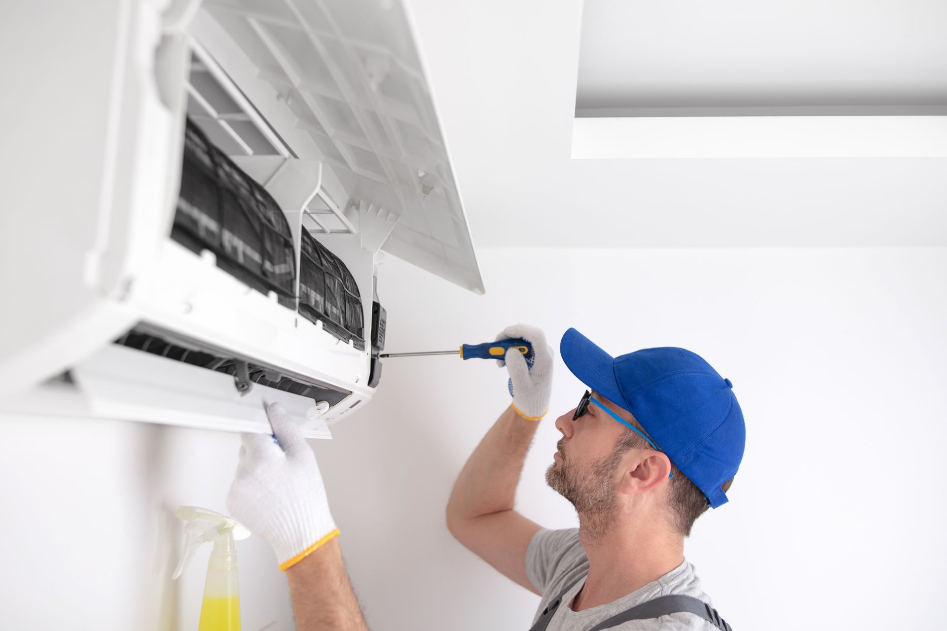 Ein Techniker wartet und reinigt die Klimaanlage