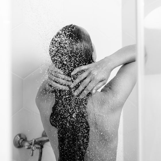 Frau unter Dusche
