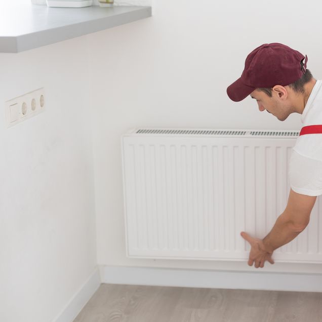 Servicemitarbeiter bei der Reparatur eines Radiators.