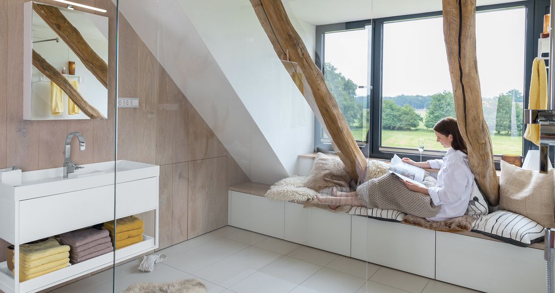 Badezimmer mit gemütlicher Relaxzone