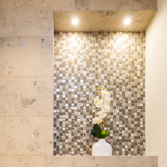 Wandbeleuchtung Beispiel Nische mit Marmor und Mosaik