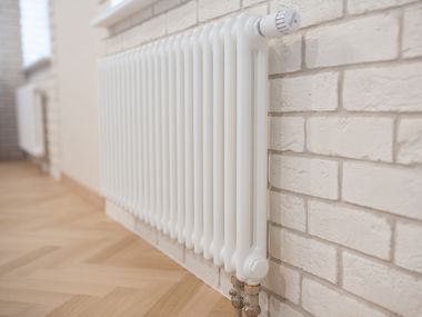 Radiator an Backsteinwand.