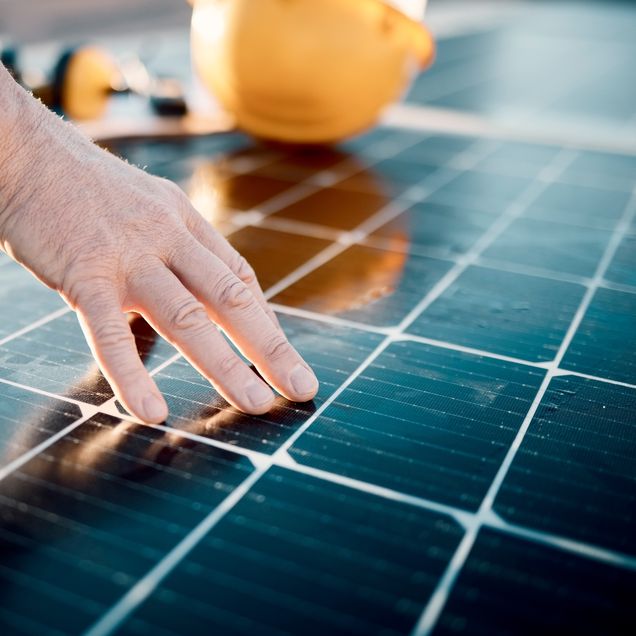 Hand berührt Solarpanele