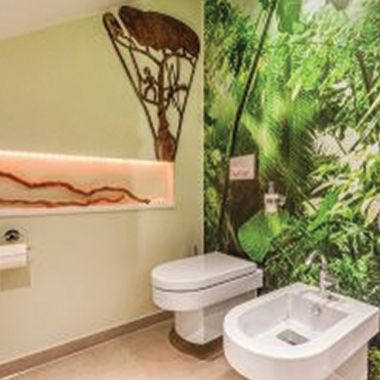 WC und Bidet mit indirekter Beleuchtung und Wandtapete
