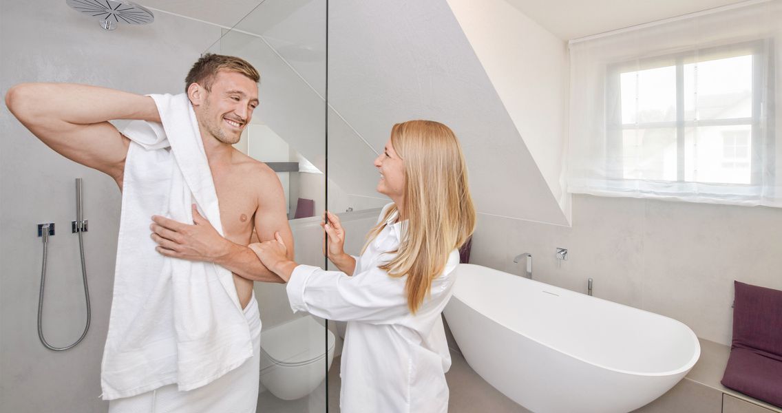 Großzügiges Badezimmer mit Platz für zwei
