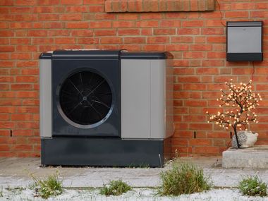 Wärmepumpe an Hauswand