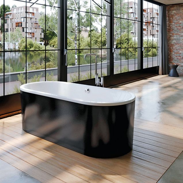 schwarz-weiße Badewanne