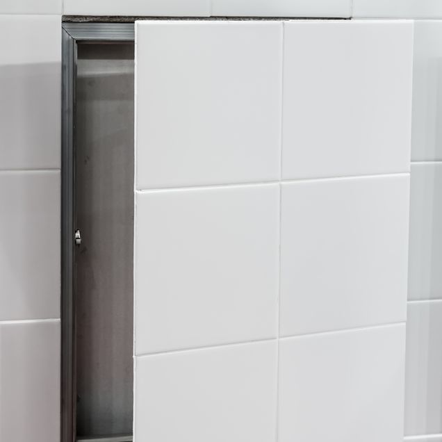 In der Wand eingebautes Wäscheabwurfsystem.